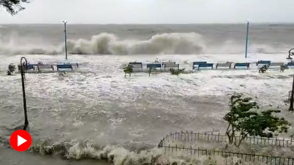 ইয়াস হানায় ফুঁসছে সমুদ্র, প্রবল জলোচ্ছ্বাসে ভাসছে দিঘা, মন্দারমণি, শঙ্করপুর, তাজপুর