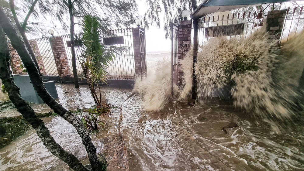 প্রবল বেগে জল ঢুকছে বালেশ্বরের একটি বাড়িতে। 