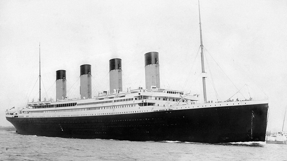 ১৯১২ সালের ১৫ এপ্রিল উত্তর অতলান্তিক মহাসাগরে এক হিমশৈলের সঙ্গে ধাক্কা খেয়ে ডুবে যায় আরএমএস টাইটানিক। ১৯৮৫ সালে সমুদ্রপৃষ্ঠের ৩.৮ কিলোমিটার গভীরে সেই জাহাজের ধ্বংসাবশেষ আবিষ্কৃত হয়। এর পর সেই ধ্বংসস্তুপ থেকে প্রত্নসন্ধান শুরু হয়। বহু বিচিত্র জিনিসের সঙ্গে উঠে আসে অসংখ্য ঘড়ি।