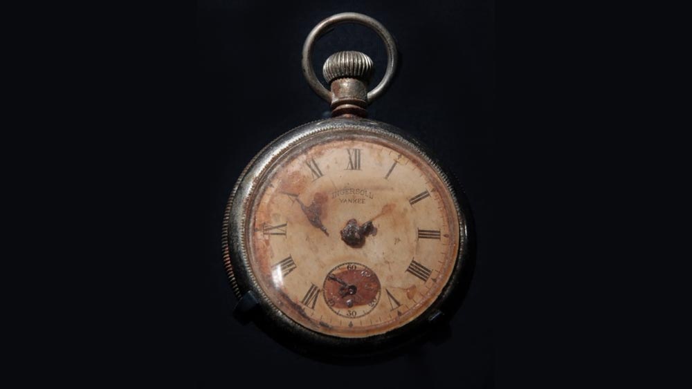 টাইটানিক থেকে তুলে আনা ঘড়িগুলির সব ক’টিই যে জাহাজের মধ্যে পাওয়া গিয়েছিল, এমন নয়। বেশ কিছু ঘড়ি পাওয়া যায় জাহাজের ধ্বংসাবশেষের কাছকাছি অথবা বেশ খানিকটা দূরেও। এর কারণ, ঘড়ির মালিকরা অনেকেই ডুবন্ত জাহাজ থেকে ‘বাঁচতে’ ঝাঁপ দিয়েছিলেন সমুদ্রে। তার পর হিমশীতল জলে ঠান্ডায় জমে তাঁরা মারা যান।