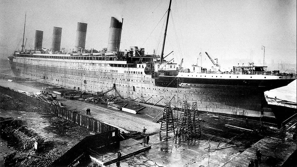 উদ্ধার হওয়া অধিকাংশ ঘড়ির কাঁটা সেই কারণেই রাত আড়াইটের পর থেকে থমকে যেতে শুরু করে। টাইটানিক বিশেষজ্ঞ থেকে শুরু করে কৌতূহলী মানুষ— এই বন্ধ হওয়া ঘড়িগুলি থেকেই অনুমান করতে পারেন তাদের মালিকদের শেষ মুহূর্তের ভয়াবহ অবস্থার কথা।