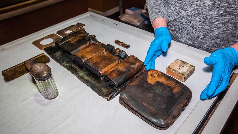 বেশ কিছু সংগ্রহশালায় রাখা আছে টাইটানিক থেকে তুলে আনা সামগ্রী। রাখা আছে বেশ কিছু ঘড়িও। তাদের ঘিরে আবার পল্লবিত হয়েছে অতিপ্রাকৃত সব কাহিনি। আজও নাকি অনেক ‘ঘড়ির মালিক’ ফিরে আসেন নিশুত রাতে সেই সব সংগ্রহশালায়। দীর্ঘশ্বাস ফেলেন তাঁদের ছেড়ে যাওয়া সময়-মাপকের সামনে। সময় সেখানে থমকে আছে আর প্রেতলোকে থমকে আছেন তাঁরা।