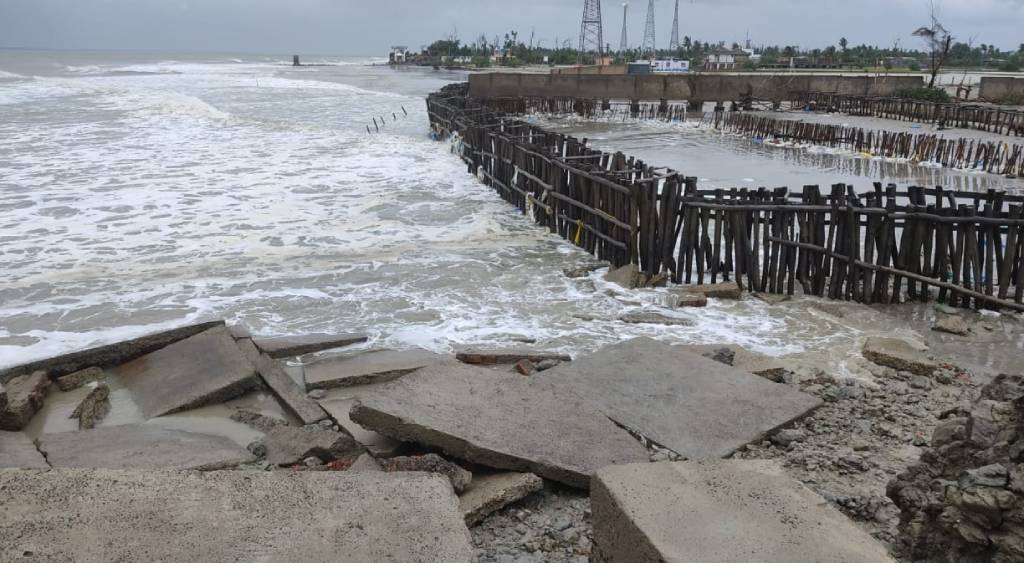 ফুঁসছে নদীর জল।