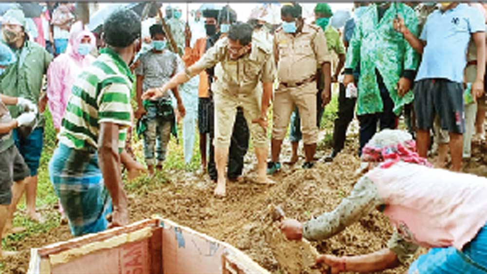 তোলা হচ্ছে দেহ। 