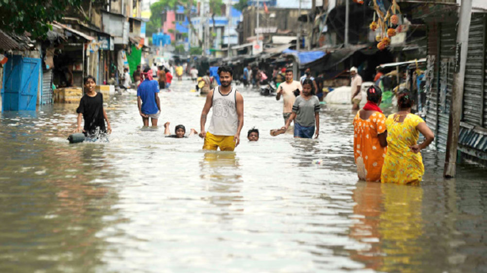 দুর্ভোগ: গঙ্গায় বানের জেরে জলমগ্ন হয়ে পড়েছে বিস্তীর্ণ এলাকা। বুধবার, কালীঘাটে। 