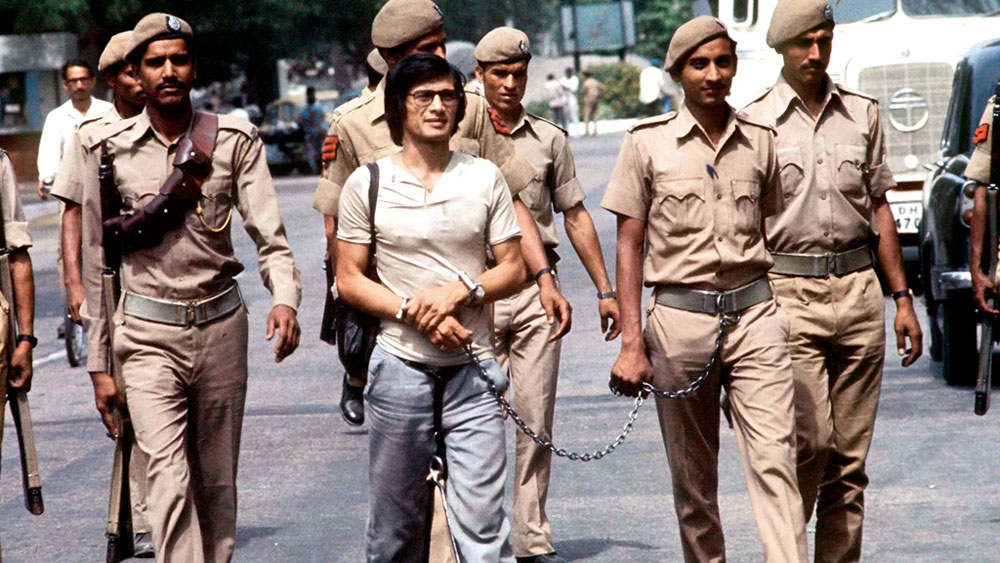 নেপালের কারাগারে যাবজ্জীবন কারাদণ্ডে বন্দি কুখ্যাত চার্লস শোভরাজ। ইতিমধ্যেই একাধিক বার ওপেন হার্ট সার্জারি হয়েছে তার। গোয়েন্দাদের দাবি, অন্তত ১২টি খুনের ঘটনা সে স্বীকার করেছে।