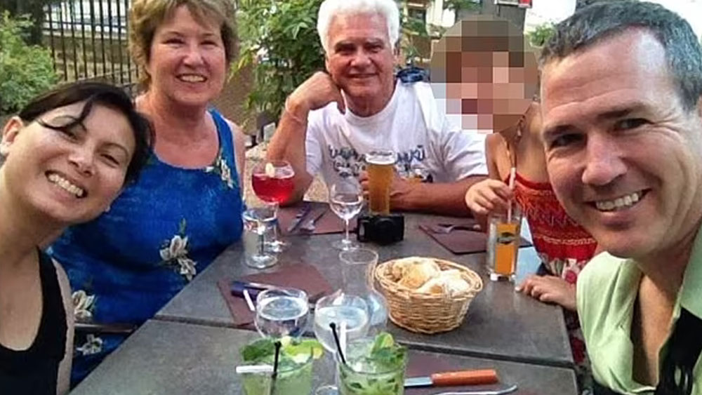 এই ঊষাই হলেন ‘বিকিনি কিলার’ চার্লস এবং তাঁর স্ত্রী প্যারিসের রক্ষণশীল অভিজাত পরিবারের তরুণী শাঁতাল কোম্পাগ্যাননের একমাত্র মেয়ে। অপরাধ জগতের সঙ্গে যুক্ত থাকাকালীনই শাঁতালের সঙ্গে প্রেম হয় চার্লসের। চার্লসের অপরাধের কথা সমস্ত জেনেই তাঁকে বিয়ে করেছিলেন শাঁতাল।