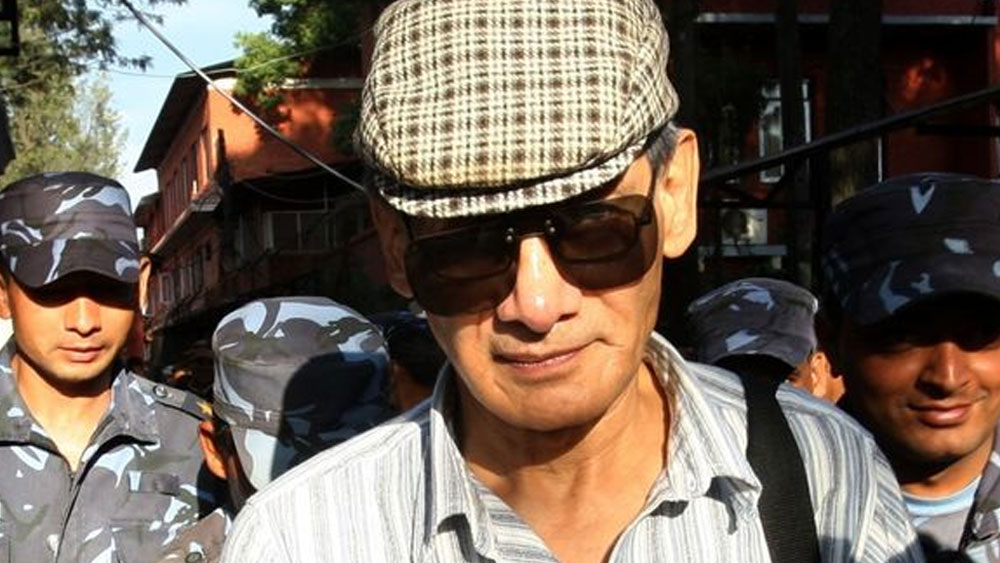 ঊষার জন্ম মু্ম্বইয়ে ১৯৭০ সালে। সস্ত্রীক চার্লস তখন পুলিশের খাতায় ‘মোস্ট ওয়ান্টেড’। ওই বছর গ্রেফতারি এড়াতে অন্তঃসত্ত্বা স্ত্রীকে নিয়ে ফ্রান্স ছেড়ে এশিয়ার উদ্দেশে রওনা দেয় শোভরাজ। নকল নথিপত্র নিয়ে পূর্ব ইউরোপ ঘুরে মুম্বই পৌঁছয় তারা। সেখানেই জন্ম ঊষার।