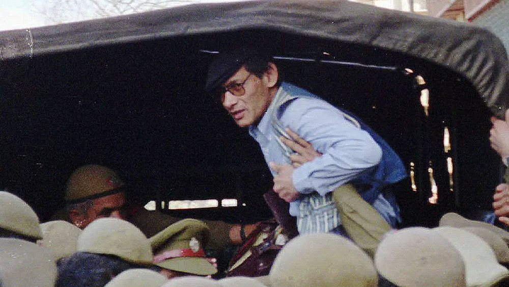 সেখান থেকে স্ত্রী ও মেয়েকে নিয়ে কাবুলে চলে যায় চার্লস। ১৯৭৩ সালে কাবুলেই সন্ত্রীক ধরা পড়ে চার্লস। ছোট মেয়েকে পাঠানো হয় ফ্রান্সে তাঁর ঠাকুরদা-ঠাকুমার কাছে।