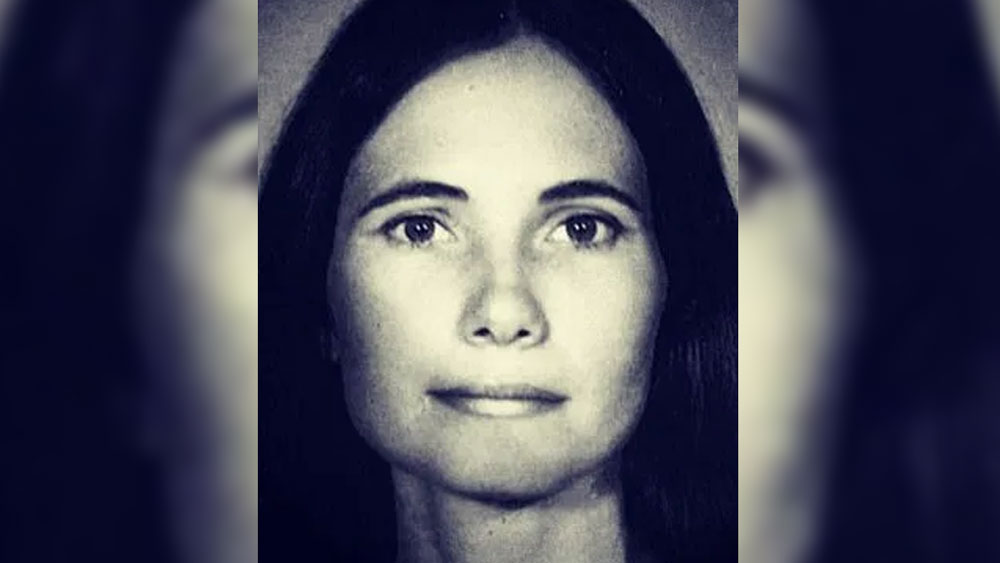 তখন থেকেই বাবার সঙ্গে কোনও সম্পর্ক ছিল না তাঁর। পরবর্তীকালে ১৯৭৫ সালে তাঁর মা শাঁতাল বিয়ে করেন লিওন হ্যারিস নামে এক ব্যক্তিকে। কাবুলে জেলবন্দি থাকাকালীনই লিওনের সঙ্গে পরিচয় তাঁর। লিওন ঊষাকে দত্তক নেন। তখন থেকেই তাঁর কাছে লিওনই বাবা হয়ে ওঠেন।