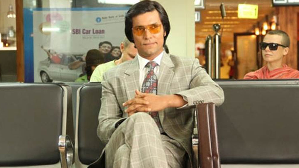 সারা বিশ্বের কাছে কুখ্যাত ‘সিরিয়াল কিলার’ হয়ে ওঠে সে। অন্তত ১২টি খুন করেছে চার্লস। অথচ মা-বাবার অপরাধ থেকে শতগুণ দূরে তাঁদেরই একমাত্র মেয়ে ঊষা। উল্টে অপরাধদমনে লাগাতার কাজ করে চলেছেন তিনি।