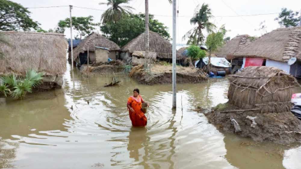 চারিদিকে জল আর জল, তবুও পানীয় জলের খোঁজে এক গৃহবধূ, শুক্রবার গোসাবার কুমিরমারি দ্বীপে।