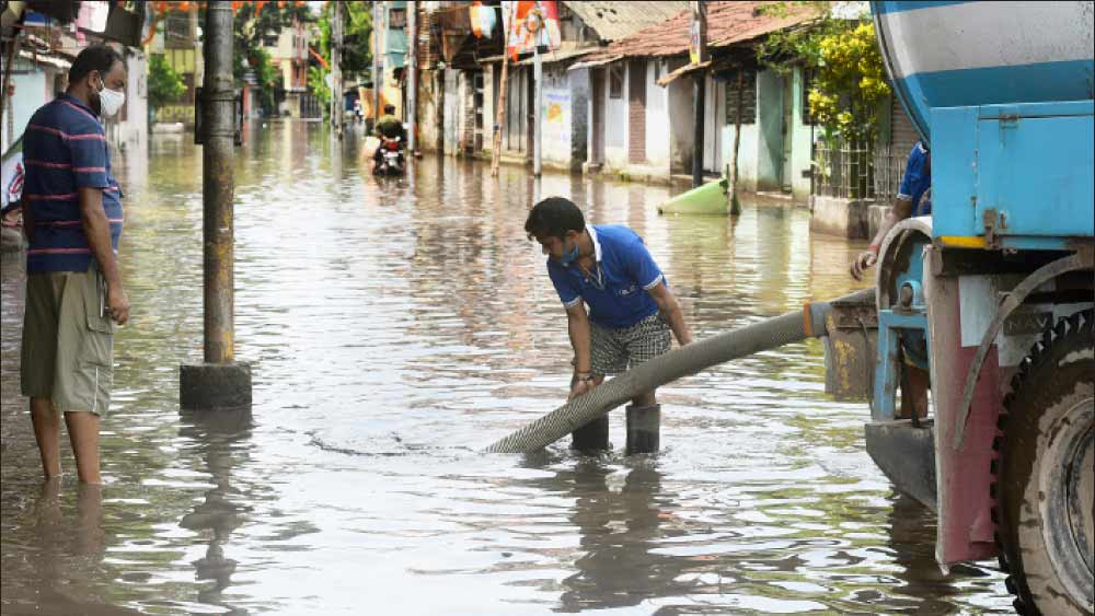  প্রয়াস: বৃহস্পতিবারের বৃষ্টিতে জমা জল সরানোর কাজে ব্যস্ত পুরকর্মীরা। শুক্রবার, খিদিরপুরের রামনাথ পাল রোডে। 