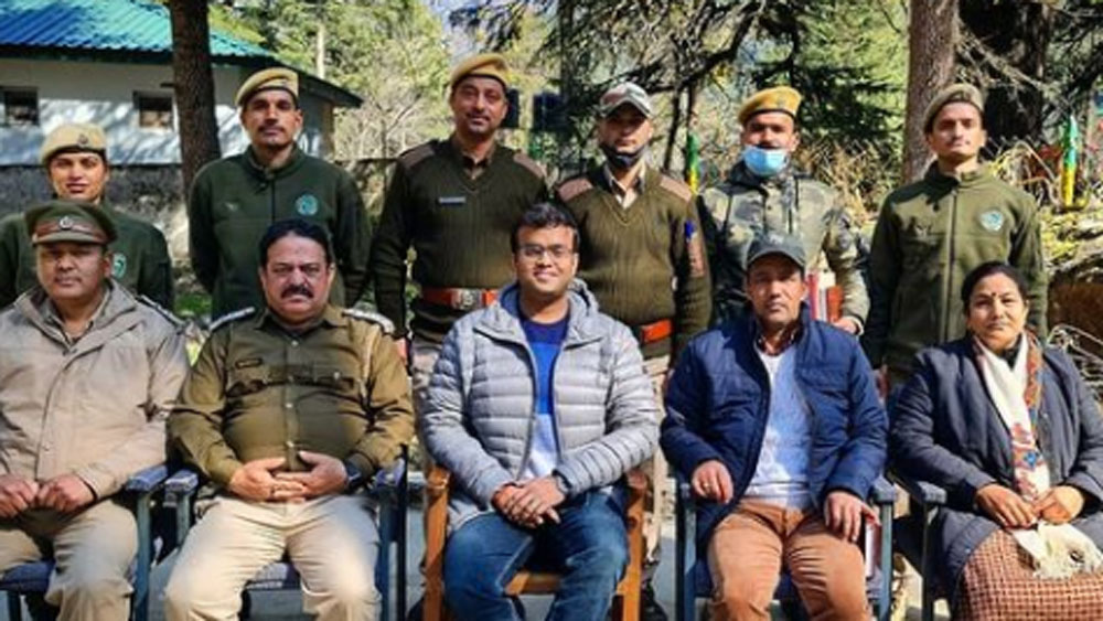 দ্রুত কাজ শুরু করে দেন তিনি। সমস্ত আবর্জনা পরিষ্কার করাতে শুরু করেন। পরীক্ষা করে দেখেন মাটির অবস্থা।