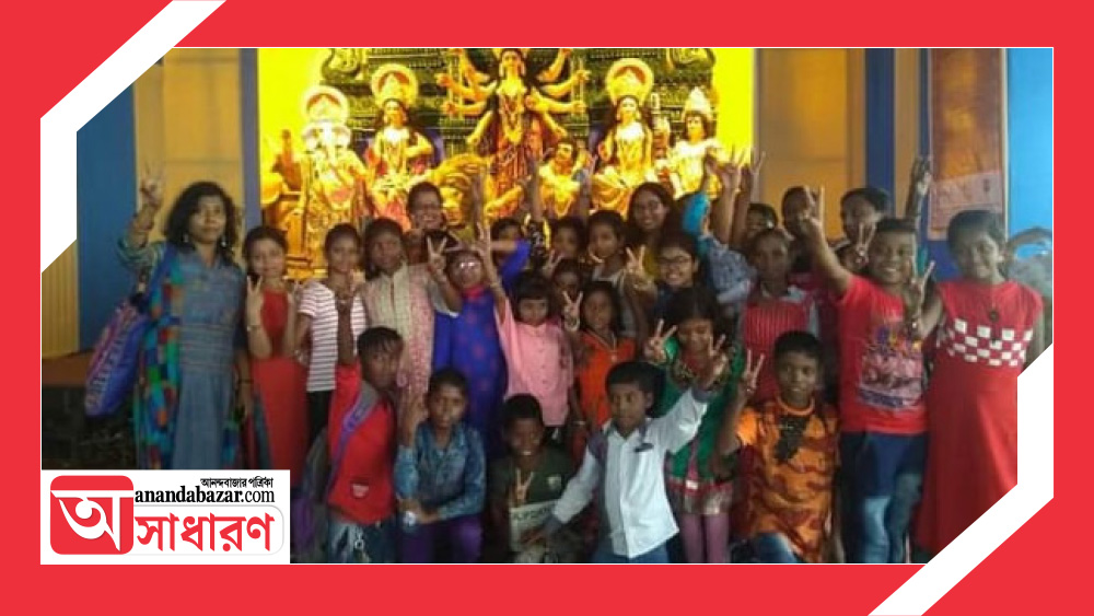 ভালবেসে সুস্মিতার বৃহৎ পরিবারের অনেকে তাঁকে ‘মা’ বলে ডাকে।