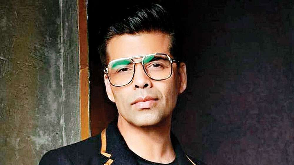 কর্ণ জোহর: রোম্যান্টিক ছবির রাজা বলা হয় কর্ণকে। প্রেম এবং তাকে ঘিরে সামাজিক জটিলতাই মূলত ফুটিয়ে তোলেন নিজের ছবিতে। তিনি পরিচালকের পাশাপাশি জনপ্রিয় সঞ্চালকও। তাঁর শো ‘কফি উইথ কর্ণ’ অত্যন্ত জনপ্রিয়। তাঁর পারিশ্রমিক ১০ কোটি টাকা।