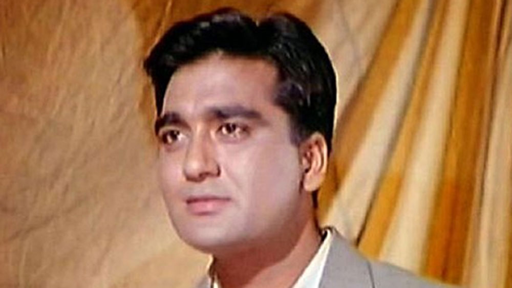 এই সময় খুব একা হয়ে পড়েছিলেন তিনি। অর্থাভাবেও ভুগছিলেন। তখন সুনীল দত্ত সাহায্য করতে এগিয়ে এসেছিলেন। এমনকি পুরনো বিবাদ ভুলে ধর্মেন্দ্রও সাহায্যের জন্য এগিয়ে এসেছিলেন। অথচ সেই অবস্থাতেও দেবযানী এই দু’জনের সমালোচনা করতে ছাড়েননি।