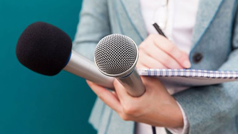 কিন্তু অত সহজে হাল ছাড়ার পাত্রী ছিলেন না দেবযানী। ওই অবস্থাতেও তাঁর কলম চলতে থাকে। তারকাদের হাঁড়ির খবর বার করে আনতে থাকেন তিনি। দেবযানী তখন লিখতে পারতেন না। তাই লেখার জন্য আলাদা করে লোক রেখেছিলেন। তিনি মুখে বলতেন আর নিযুক্ত ওই কর্মী লিখতেন।