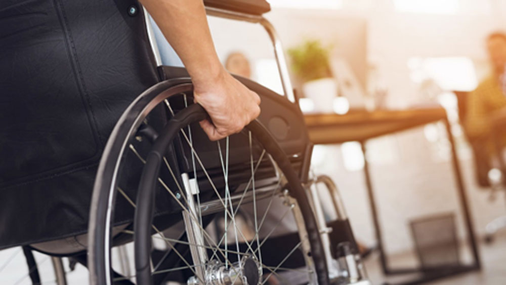 ১৯৮৫ সালে আচমকাই মারাত্মক অসুস্থ হয়ে যান তিনি। পক্ষাঘাতে আক্রান্ত হয়ে পড়েন। স্বাভাবিক কোনও কাজকর্মই করতে পারতেন না। প্রথমে সারা দিন হুইল চেয়ারে এবং পরবর্তীকালে পুরোপুরি শয্যাশায়ী হয়ে যান।