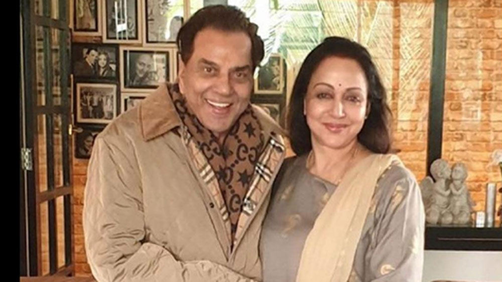 এই সব নিয়ে দেবযানীর প্রতি খুবই বিরক্ত হয়ে উঠেছিলেন ধর্মেন্দ্র। এক বার এক অনুষ্ঠানে দেবযানীকে দেখে নিজের রাগ নিয়ন্ত্রণ করতে পারেননি ধর্মেন্দ্র। প্রকাশ্যে দেবযানীকে মারতে দৌড়ে যান। সে দিন কোনওক্রমে শৌচাগারে ঢুকে প্রাণে বাঁচেন তিনি।