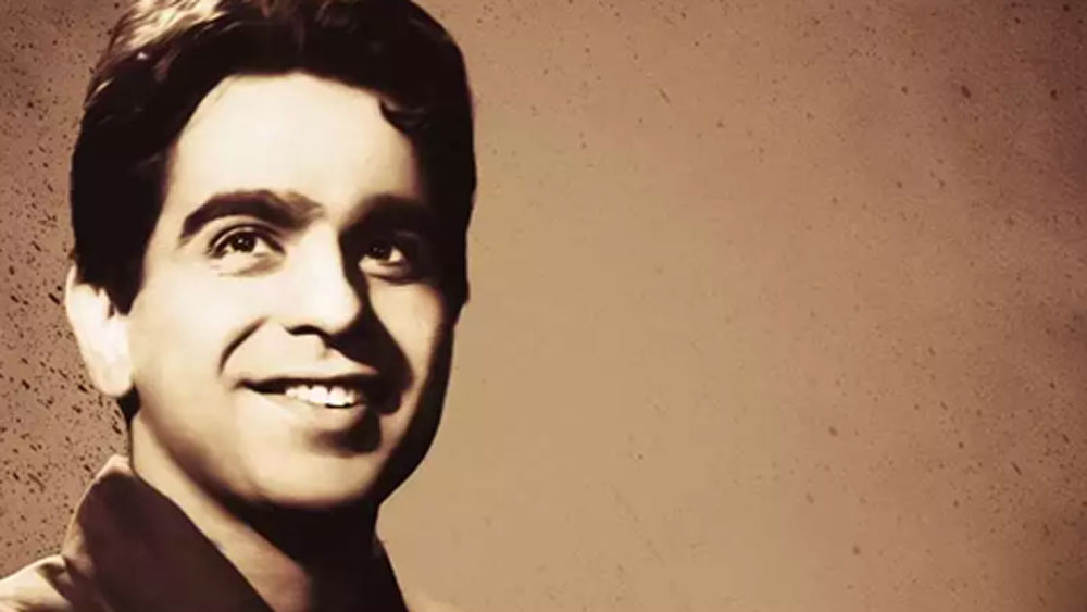 দেবযানী ছিলেন দিলীপ কুমারের ভক্ত। তাঁর সঙ্গে সুসম্পর্ক তৈরি করার অনেক চেষ্টা করেছিলেন দেবযানী। কিন্তু নাকি দিলীপ তাঁকে পাত্তা দেননি। শোনা যায় সেই রাগে দিলীপ কুমারের বিবাহ বহির্ভূত সম্পর্ক নিয়ে কলম ধরেছিলেন দেবযানী। এর পরেই দিলীপ তাঁকে বয়কটের সিদ্ধান্ত নিয়েছিলেন। এমনকি ইন্ডাস্ট্রির বন্ধুবান্ধবদেরও দেবযানীকে বয়কট করতে বলেছিলেন। কিন্তু সে সবে দমানো যায়নি তাঁকে।