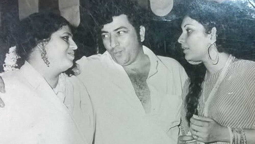 বলিউডে দেবযানীর যোগাযোগ এবং পরিচিতি ছিল গভীর। তারকাদের একেবারে হাঁড়ির খবর টেনে বার করে নিয়ে আসা ছিল তাঁর কাছে জলভাত। দেবযানীই প্রথম বলিউড সাংবাদিক যিনি তারকাদের সমালোচনা করে লিখতে শুরু করেন।