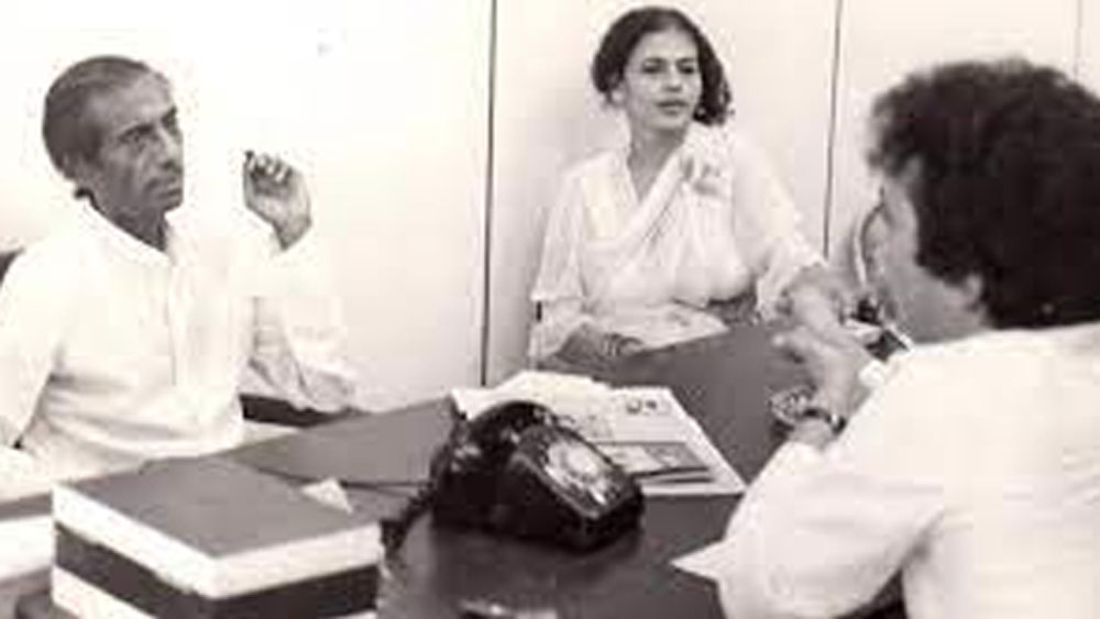 তিনি দেবযানী চৌবল। বলিউডের প্রথম সাংবাদিক যিনি তারকাদের ব্যক্তিগত জীবন নিয়ে কাটাছেঁড়া করতে শুরু করেন। তাঁর কলমেই রাজেশ খন্না হয়ে উঠেছিলেন ‘সুপারস্টার’। আবার ব্যক্তিগত জীবন নিয়ে বেফাঁস কলম ধরায় তাঁকে ‘উচিত শিক্ষা’ দিতে উঠেপড়ে লেগেছিলেন ধর্মেন্দ্র।