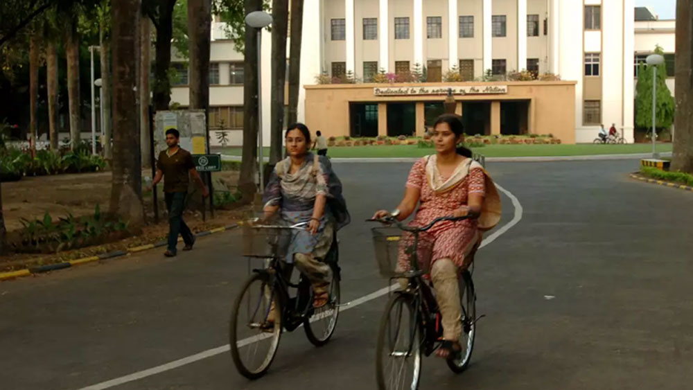 কিশোরের জন্ম হায়দরাবাদে। ছোটবেলা সেখানেই কেটেছে তাঁর। তার পর আইআইটি খড়্গপুর থেকে ইঞ্জিনিয়ারিং পাশ করে চলে যান আমেরিকা।