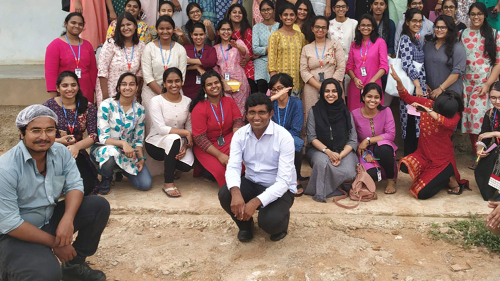 জানেন কি গরু কিনে দুধ বেচেই আজ তাঁর বছরে আয় ৪৪ কোটি টাকা!