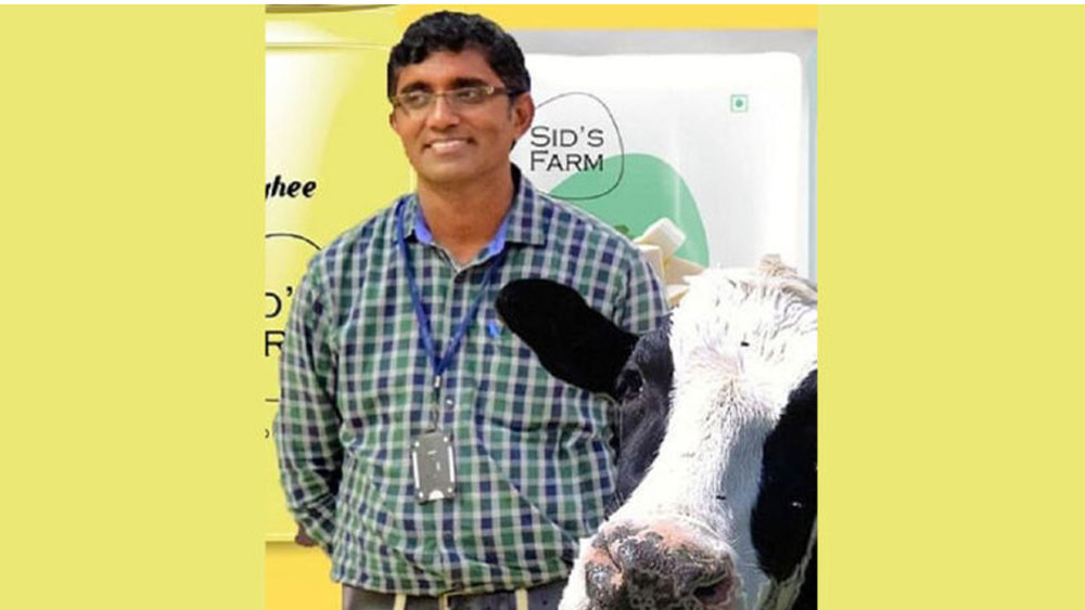 আইআইটি খড়্গপুর থেকে পাশ করা ইঞ্জিনিয়ার। ঝুলিতে রয়েছে বিদেশি ডিগ্রিও। আমেরিকার নামী সংস্থায় চাকরি করতেন। কিন্তু সেই চাকরিতেও মন লাগছিল না। শেষে চাকরি ছেড়ে গরু কিনে দুধ বেচে উপার্জন শুরু করলেন তিনি।