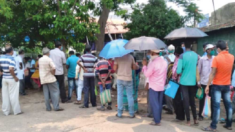 Coronavirus in West Bengal: Harassment for aged persons in the queue of vaccination