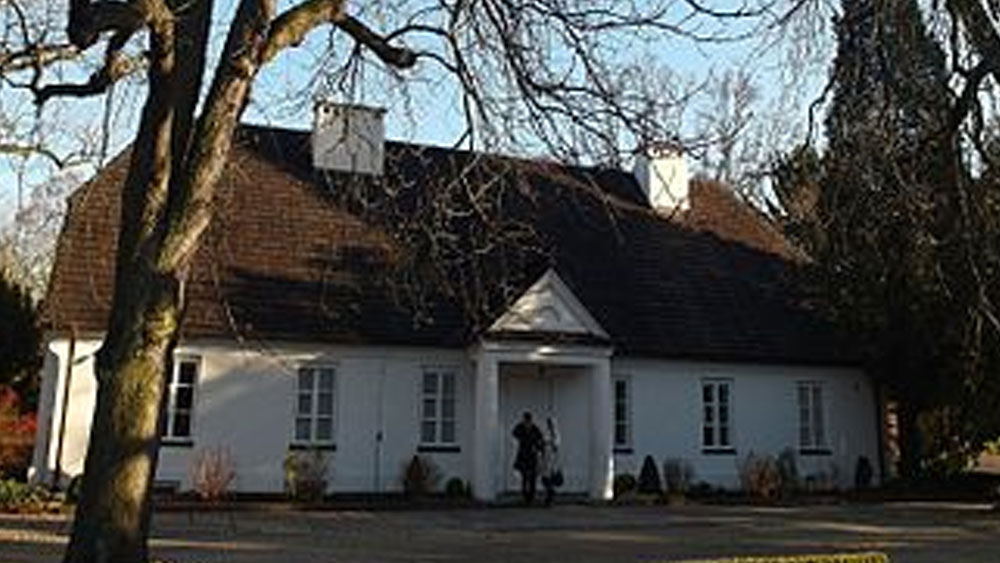 জনপ্রিয় এই শিল্পীর জন্ম হয়েছিল ১৮১০ সালে পোল্যান্ডের ওয়ারস-তে। ২০ বছর বয়সে তিনি ফ্রান্সে চলে আসেন। আমৃত্যু ফ্রান্সেই ছিলেন তিনি।