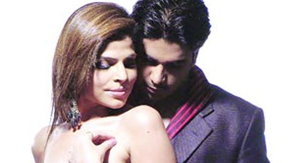 মায়ের ব্যবসায় হাল না ধরে লায়লা অভিনয়ের ইচ্ছাপ্রকাশ করেন। ২০০৮ সালে তিনি সুপারস্টার রাজেশ খন্নার সঙ্গে ‘বফা: এ ডেডলি লভ স্টোরি’-তে অভিনয় করে যথেষ্ট জনপ্রিয়তা পেয়ে যান।