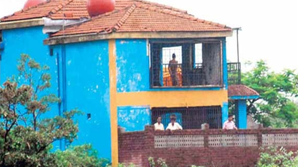 মা সেলিনা ঠিক করেছিলেন সমস্ত সম্পত্তি বেচে পাকাপাকি ভাবে দুবাইয়ে চলে যাবেন। ২০১১ সালের ৩০ জানুয়ারি রাতে সৎ বাবা পারভেজ, মা সেলিনা এবং ৩ ভাইবোনকে নিয়ে লায়লা মুম্বইয়ের কাছে ইগতপুরীতে এক হলিডে হোম-এ ছুটি কাটাতে যান। তার পর থেকেই আর কোনও খোঁজ ছিল না পুরো পরিবারের।