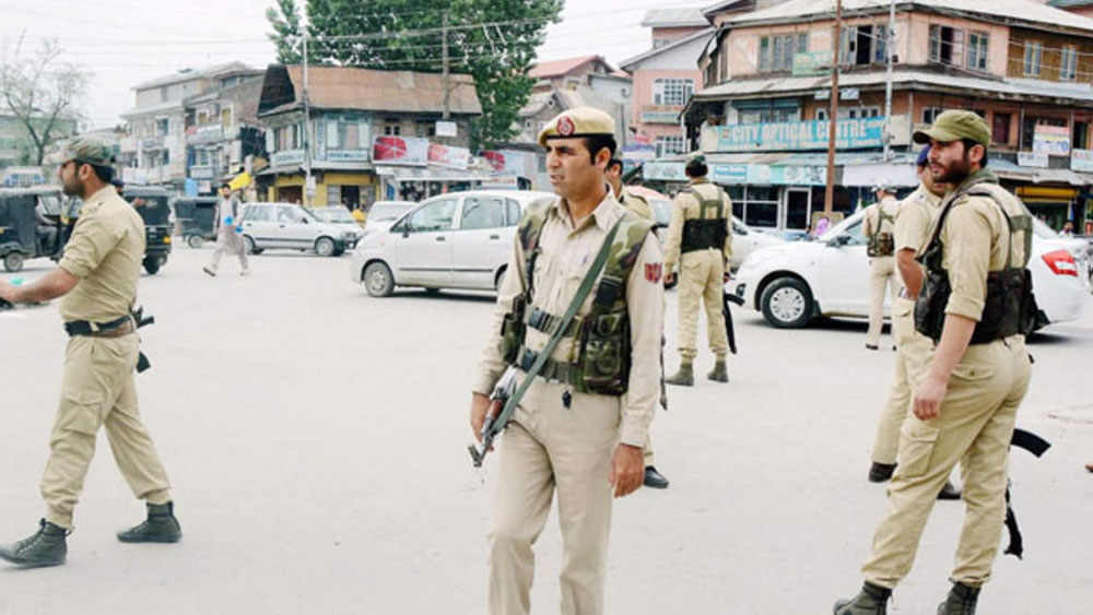 এই ঘটনার দেড় বছর পর তদন্তের কিনারা হয় যখন পারভেজ জম্মু-কাশ্মীরে একটি অন্য মামলায় গ্রেফতার হয়। জম্মু-কাশ্মীর পুলিশের কাছে মুম্বই পুলিশ আগেই লায়লার পরিবারের প্রতিটি নিখোঁজ সদস্যের তালিকা পাঠিয়ে রেখেছিল।