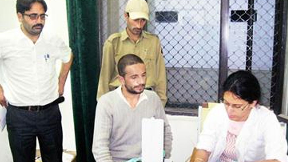 তালিকায় পারভেজের নামও ছিল। মুম্বই নিয়ে আসা হয় পারভেজকে। জেরায় খুনের কথা স্বীকার করেন পারভেজ। জানায়, ওই রাতেই পারিবারিক পার্টি সেরে স্ত্রীর সেলিনার সঙ্গে ঘরে ফিরে যায় সে।