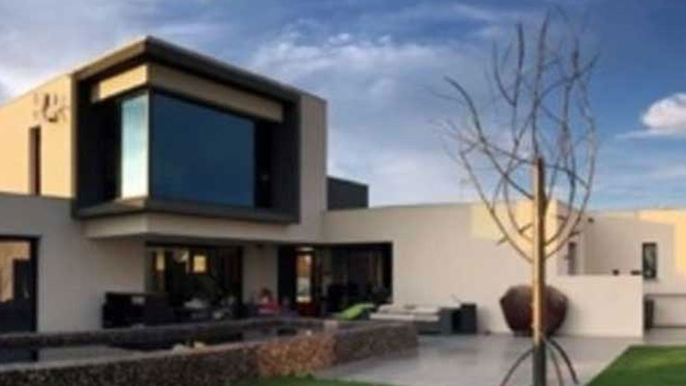 এ তো গেল দেশে। পাশাপাশি বিদেশেও অমিতাভের বিলাসবহুল বাংলো রয়েছে। স্ত্রী জয়া বচ্চন প্যারিসে তাঁকে একটি বিলাসবহুল বাংলো উপহার দিয়েছেন।