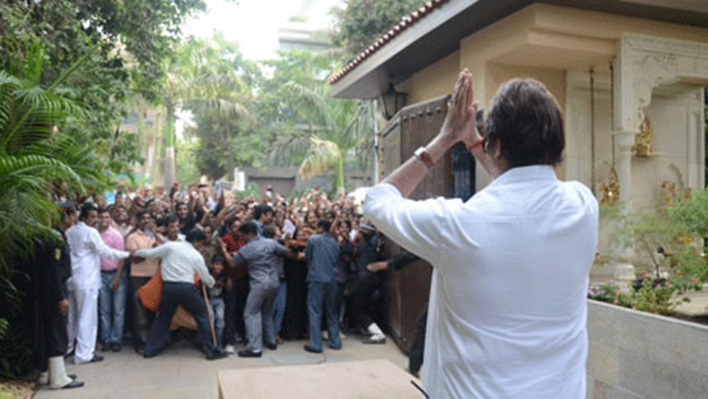 এই বাড়ির সামনেই অমিতাভ তাঁর হাজারো অনুগামীদের দেখা দিয়ে থাকেন। কিন্তু জানেন কি ‘জলসা’-ই অমিতাভের একমাত্র ঠিকানা নয়। ‘জলসা’র মতো আরও অনেক বিলাসবহুল ঠিকানা রয়েছে তাঁর। দেশ তো বটেই দেশের বাইরেও সম্পত্তি রয়েছে তাঁর।