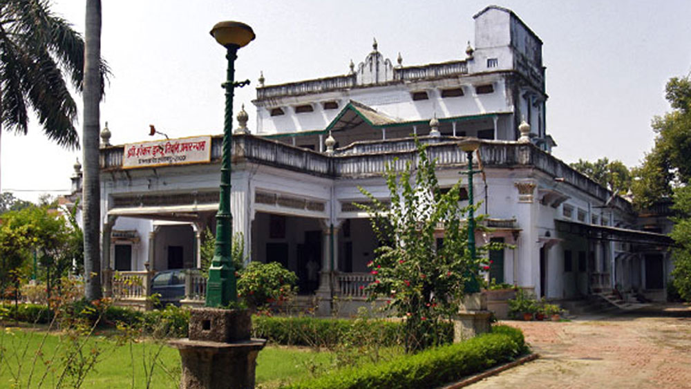 অমিতাভের পূর্বপুরুষদের বাড়ি রয়েছে ইলাহাবাদের ১৭ নম্বর সিলিভ রোডে। এই সম্পত্তি অবশ্য এখন শিক্ষামূলক ট্রাস্টের অধীন।