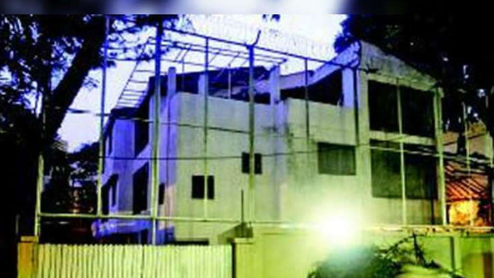 জলসার পিছনে আরও একটি বাংলো রয়েছে অমিতাভের। ২০১৩ সালে ৮ হাজার বর্গ ফুটের এই সম্পত্তি ৫০ কোটি টাকায় কিনেছিলেন তিনি।