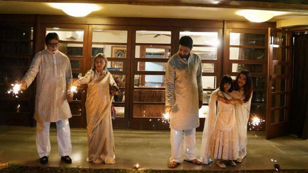 ‘জলসা’-র অর্থ উৎসব। এই বাংলোতেই বচ্চন পরিবার থাকে। জুহুর জেডব্লিউ ম্যারিওটের কাছেই ১০ হাজার ১২৫ বর্গ ফুটের এই বাংলোটি রয়েছে।