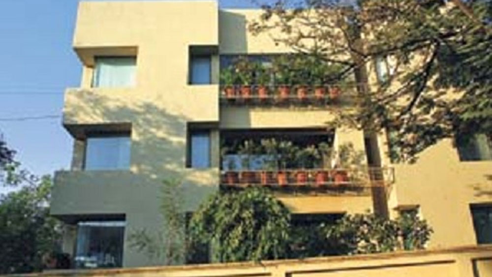 ‘জলসা’ থেকে কিছু দূরে ‘জনক’ নামে আরও একটি সম্পত্তি রয়েছে তাঁর। মূলত কাজের জন্য তিনি এই বাংলোটি ব্যবহার করেন। ২০০৪ সালে কেনা হয়েছিল এটি। দাম পড়েছিল ৫০ কোটি টাকা। এই বাংলোয় একটি অত্যাধুনিক জিম-ও রয়েছে।