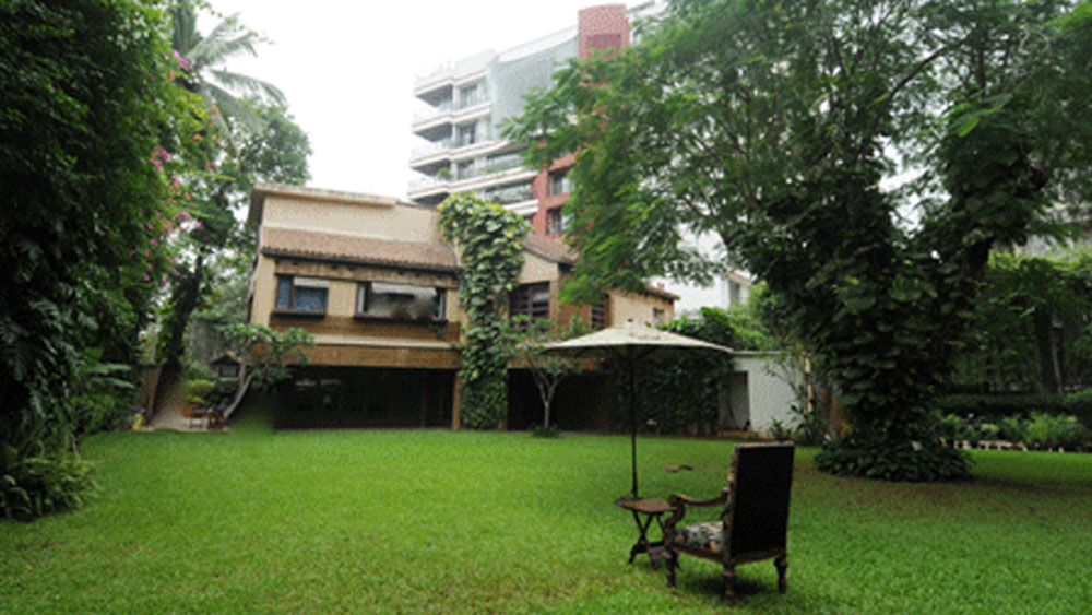 জলসায় থাকা শুরু করার আগে বচ্চন পরিবারের ঠিকানা ছিল জুহুর ‘প্রতীক্ষা’। মা-বাবার সঙ্গে এখানেই থাকতেন অমিতাভ। মা-বাবার মৃত্যুর পর সপরিবার ‘জলসা’-য় চলে যান তিনি।