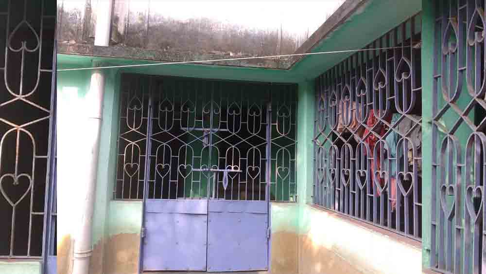 মন্তেশ্বরের খান্দরা গ্রামের এই বাড়ি থেকেই তিনটি দেহ পাওয়া যায়।