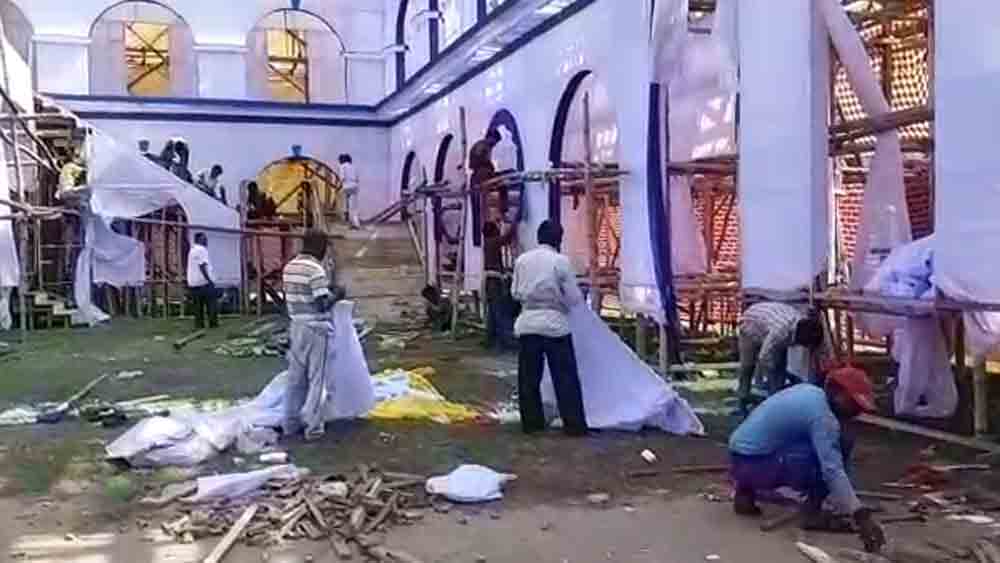 জোরকদমে চলছে মণ্ডপসজ্জার কাজ।