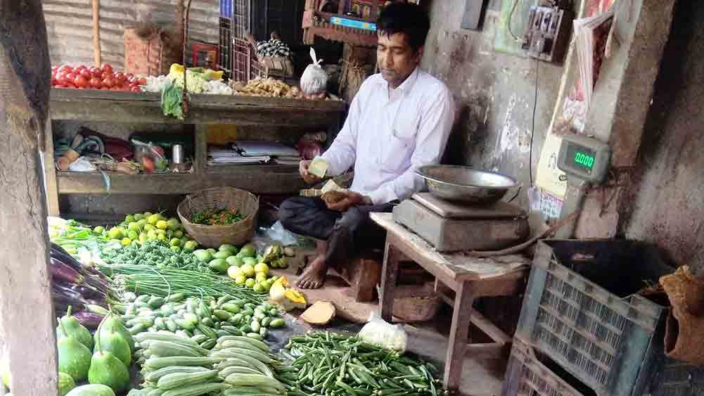 আনাজের পসরা। সেন মার্কেটে। 