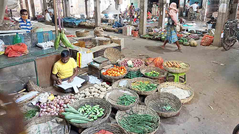 ক্রেতা কম। রবিবার বিষ্ণুপুরের চকবাজারে।