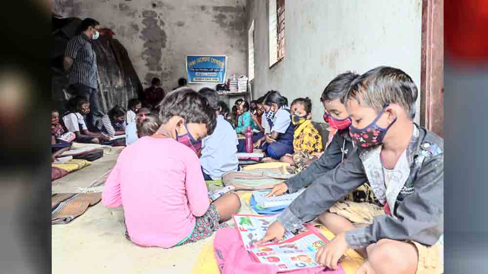 করাতশোলে করোনা বিধি মেনেই পড়াশোনা।