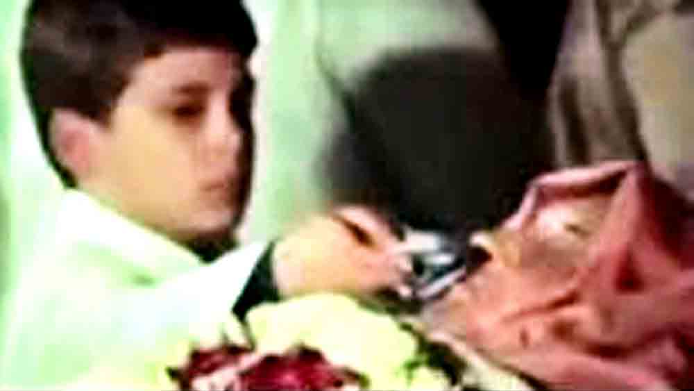 ঠাকুরমার দেহের সামনে ছোট্ট রাহুল।