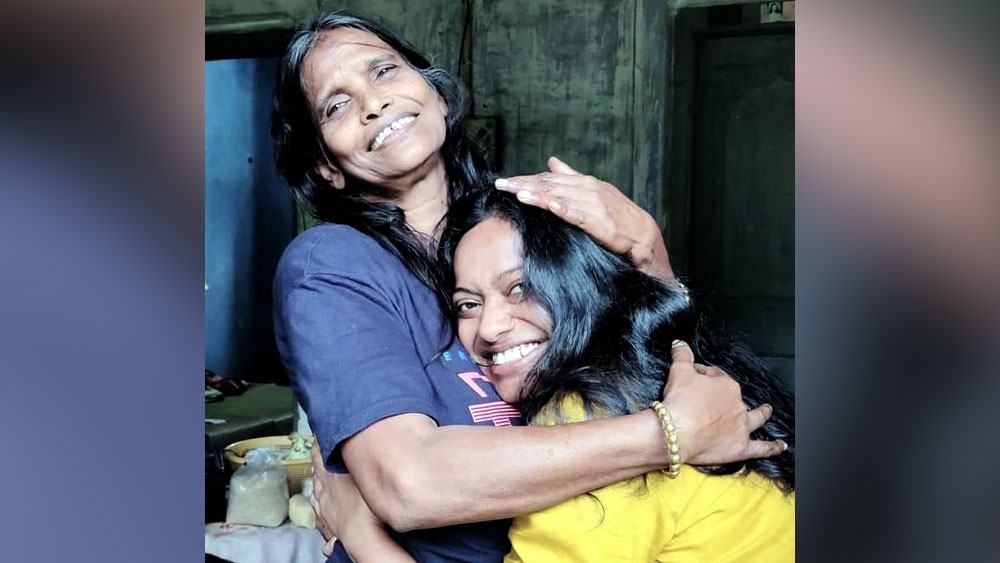 রাণুকে দেখে আবেগ ধরে রাখতে পারেননি ঈশিকা।